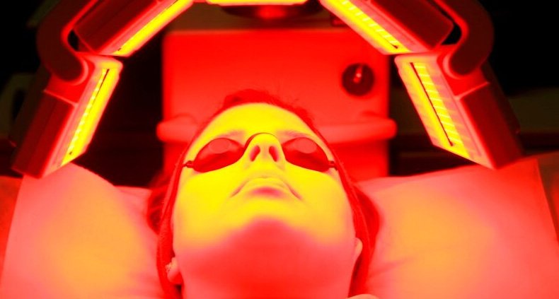 How Red Light Therapy Can Help Tighten Loose Skin Naturally